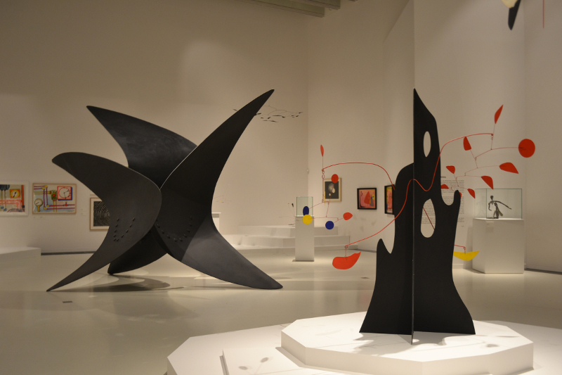Calder. Forgeron de géantes libellules. : Vue de l'exposition au Musée Soulages de Rodez